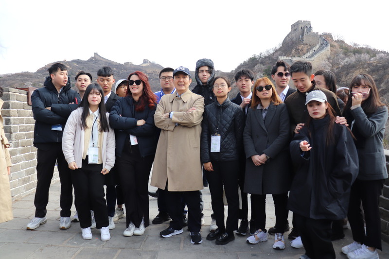 前總統馬英九9日與大九學堂的學生在八達嶺長城合影。 (圖：中央社)