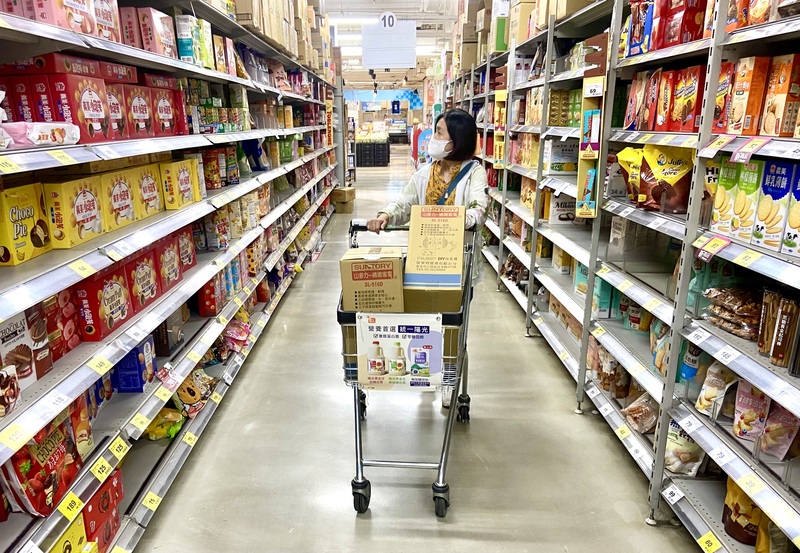 台灣的折扣優惠經常出現在日常生活當中。圖為民眾在高雄市前(鎮)區一家大賣場選購商品。中央社記者董俊志攝  113年4月9日 (圖：中央社)