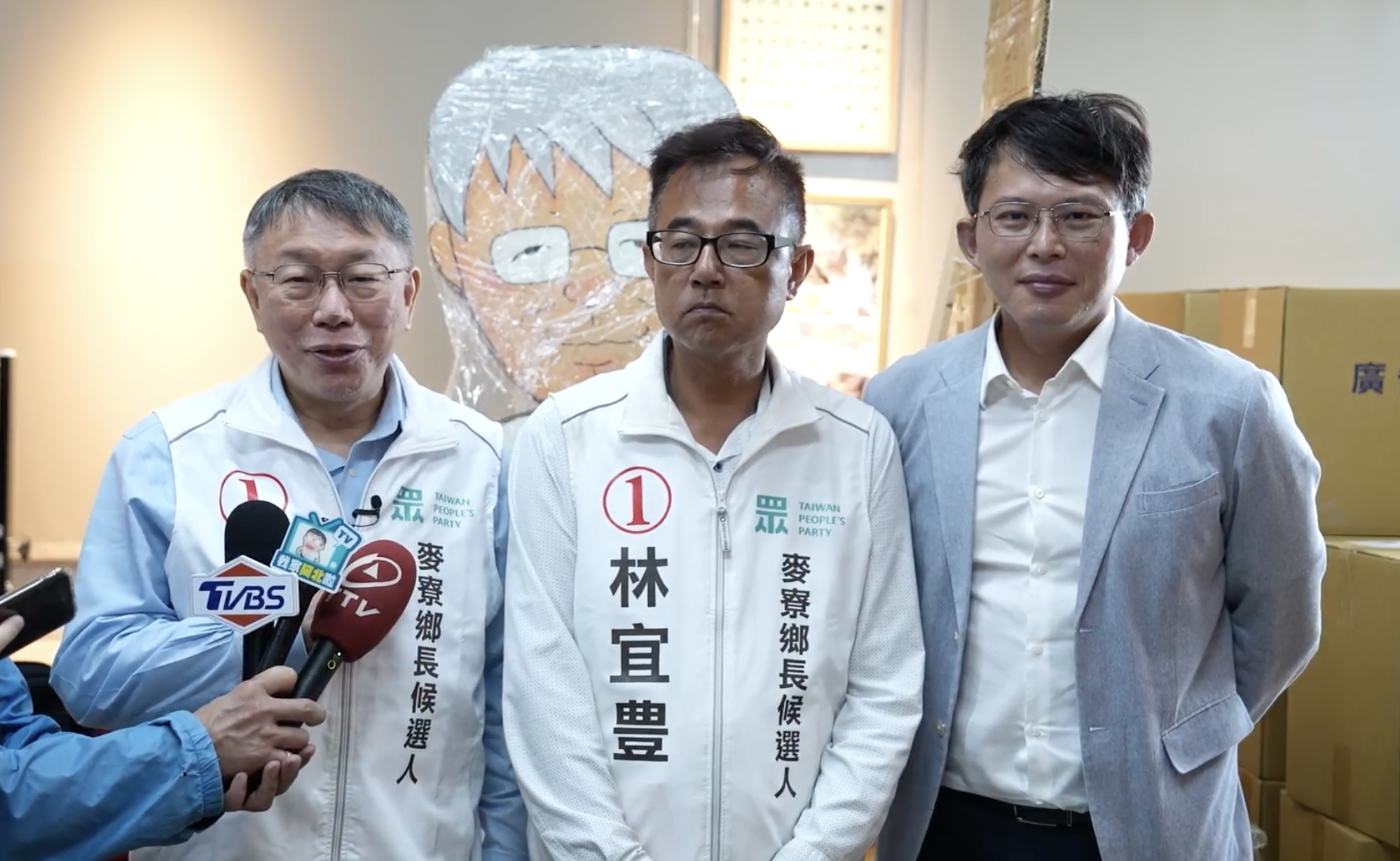 民眾黨主席柯文哲(左)9日與立委黃國昌(右)，在麥寮為鄉長補選候選人林宜豊(中)輔選。(民眾黨提供)