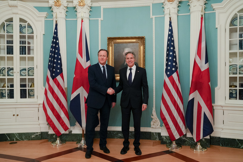 英國外相卡麥隆（左）9日在華府與美國國務卿布林肯（右）會談，雙方觸及烏克蘭、中東及印太區域情勢。（英國外交部提供） (圖：中央社)