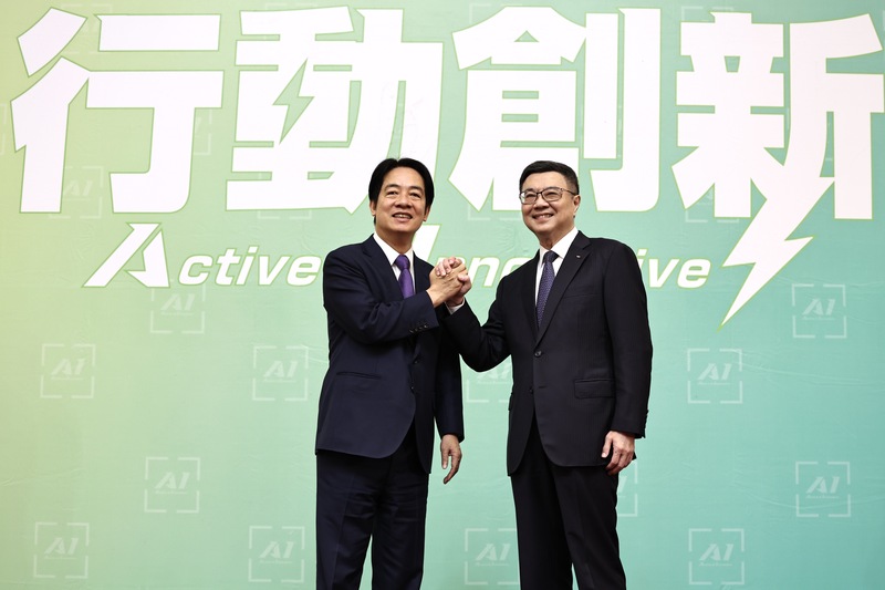 總統當選人賴清德（左）10日上午舉行記者會，宣布邀請前民進黨主席卓榮泰（右）擔任新政府行政院長。 (圖：中央社)