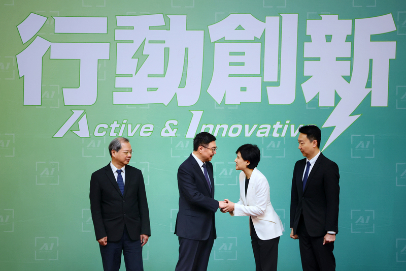 總統當選人賴清德新任閣揆人事首場發布會10日上午舉行，由前民進黨主席卓榮泰（左2）擔任新政府行政院長，前文化部長鄭麗君出任副院長（右2），圖左為新任行政院祕書長龔明鑫、右為發言人陳世凱。 (圖：中央社)