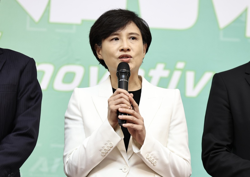 準行政院副院長鄭麗君(圖)駁斥藍營質疑夫家投資中國說法。 (圖：中央社)