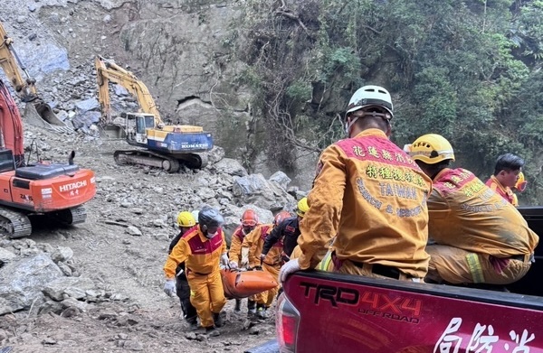 花蓮太魯閣砂卡礑步道在3日強震後嚴重受損，多人失聯、罹難，搜救隊及重機具10日下午移出遺體，送往殯儀館。(花蓮縣消防局提供)