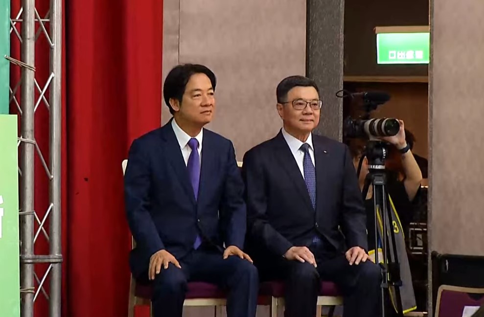 總統當選人賴清德今天(10日)舉行記者會，公布由前民進黨主席卓榮泰(右)擔任520之後的行政院長。(翻攝直播畫面)