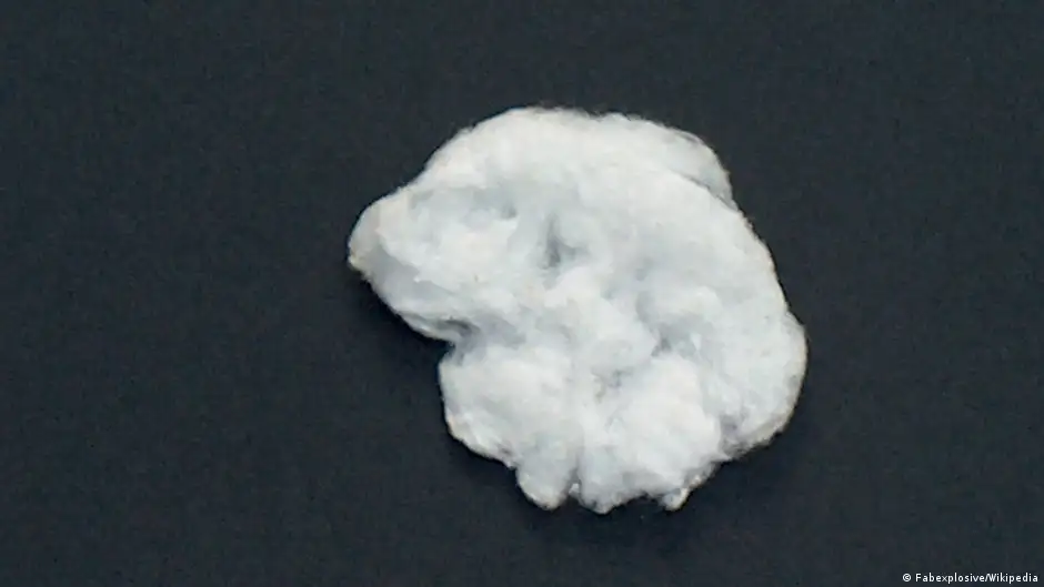 硝化棉，學名硝酸纖維素，是製造火藥的重要原料之一。(圖：取自維基百科)