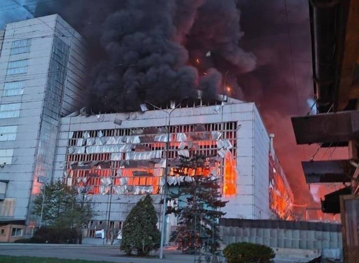 俄軍擴大攻擊烏克蘭發電設備，供應基輔、切爾卡瑟(Cherkasy)、日托米爾(Zhytomyr)3地區最大供電來源的特里皮爾斯卡火力發電廠(Trypilska TPP)身陷火海，幾乎全毀。（X平台/@Maks_NAFO_FELLA)