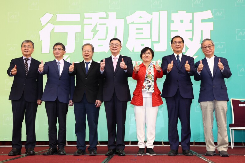 內定行政院長卓榮泰(中)12日主持第2波內閣人事公布記者會，宣布由前立委劉世芳(右3)接任內政部長、行政院祕書長李孟諺(左2)接任交通部長、北檢檢察長鄭銘謙(右2)接法務部長、中山大學校長鄭英耀(左)接教育部長、文化部長則由作家李遠(小野)(右)接任。左3為新政府行政院祕書長龔明鑫。(圖：中央社)