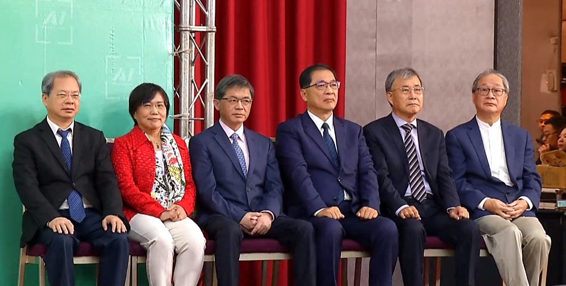 準行政院院長卓榮泰公布新內閣名單，圖左起為行政院秘書長龔明鑫、內政部長劉世芳、交通部長李孟諺、法務部長鄭銘謙、教育部長鄭英耀、文化部長李遠(小野)。(翻攝直播畫面)