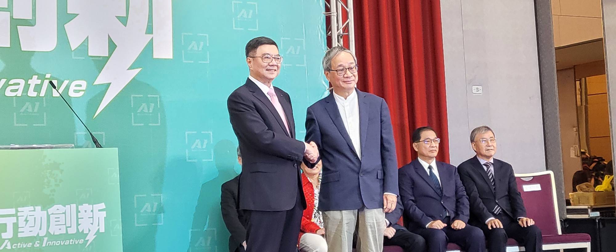 準行政院長卓榮泰12日主持新內閣成員公布記者會，宣布文化部長由作家李遠(小野)（右）接任。（劉玉秋攝）