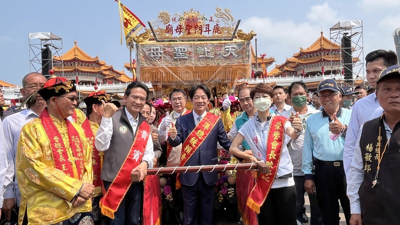 副總統賴清德(中)13日出席台南市安南區正統鹿耳門聖母廟3年1科「土城香」神轎起駕，為「鹿耳門媽」主帥轎扶轎。(圖：中央社)