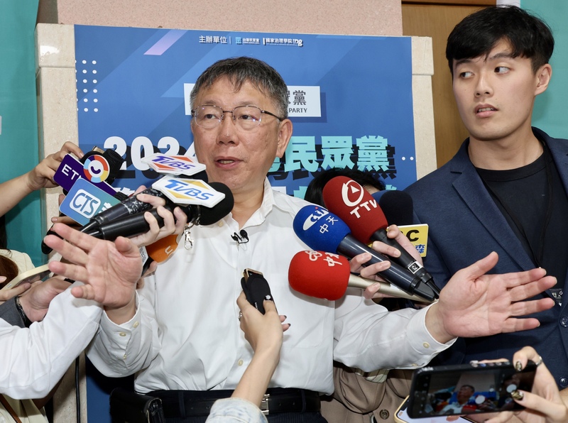 台灣民眾黨13日在新北市舉辦黨公職共識營，黨主席柯文哲（左）出席，針對立法院民眾黨團12日在年金改革復議案表決未表態，柯文哲受訪表示，藍綠兩黨都有人跑票，投票結果怪民眾黨，這很奇怪。 (圖：中央社)