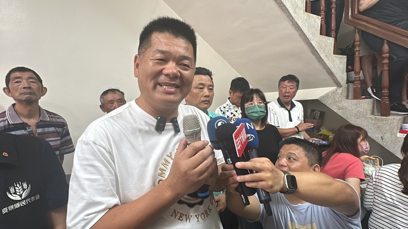 雲林縣麥寮鄉長補選13日晚間結果底定，無黨籍候選人許忠富（前中）以9047票擊敗競爭對手，順利當選。 (圖：中央社)