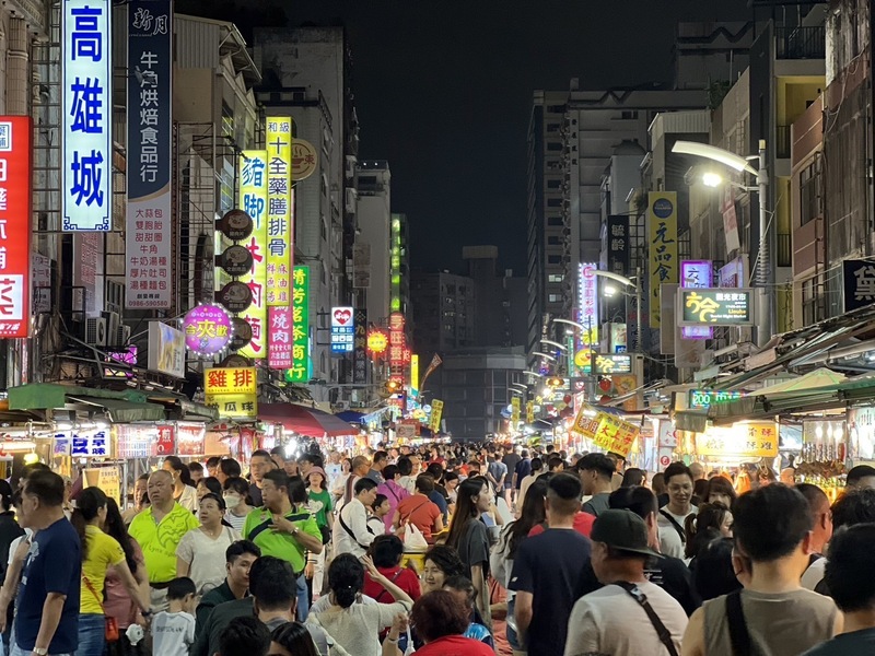 從外賣的美味到自己下廚的樂趣，台灣的飲食文化與便利性讓在台港人也能感受到幸福。圖為高雄知名夜市 (圖：中央社資料照片)