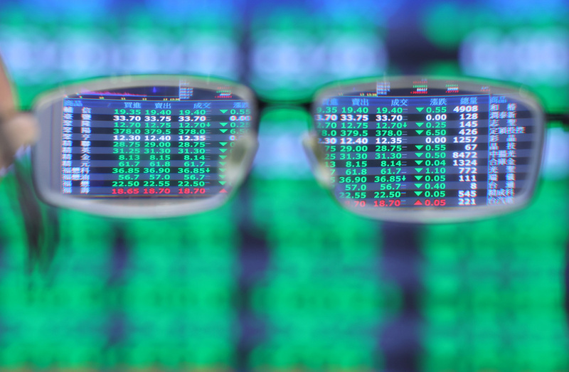 台股高價股一片慘綠，大盤最低來到21636.22點，終場大跌1004.01點，收21638.09點，創歷史收盤最大跌點。(圖：中央社)