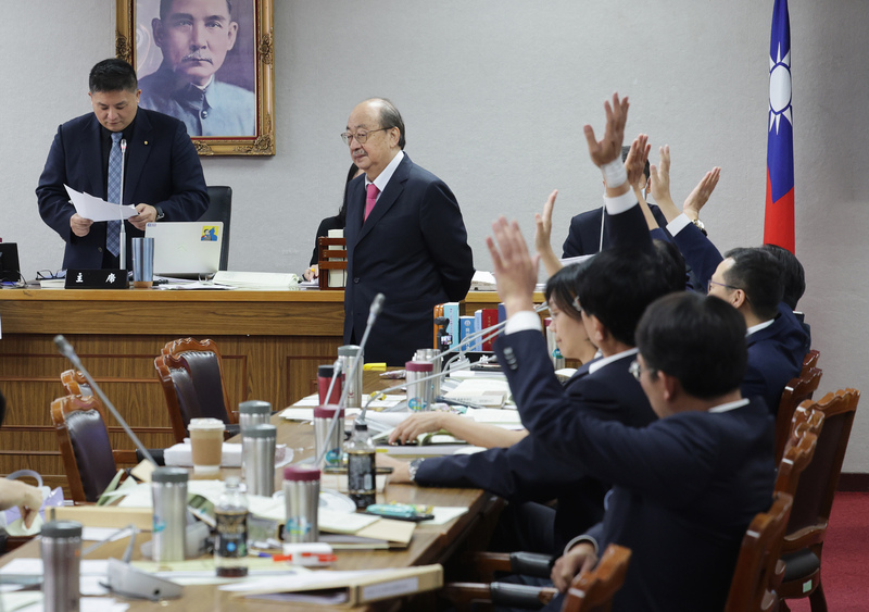 立法院司法及法制委員會15日併案審查國會改革法案，針對國會聽證調查權的立法院職權行使法修法，綠營不滿國民黨立委吳宗憲(左)主持議事不中立，以及不讓在場立委逐條發言就喊保留，提出40次散會動議，但表決均未通過。左2為民進黨立法院黨團總召柯建銘。(圖：中央社)