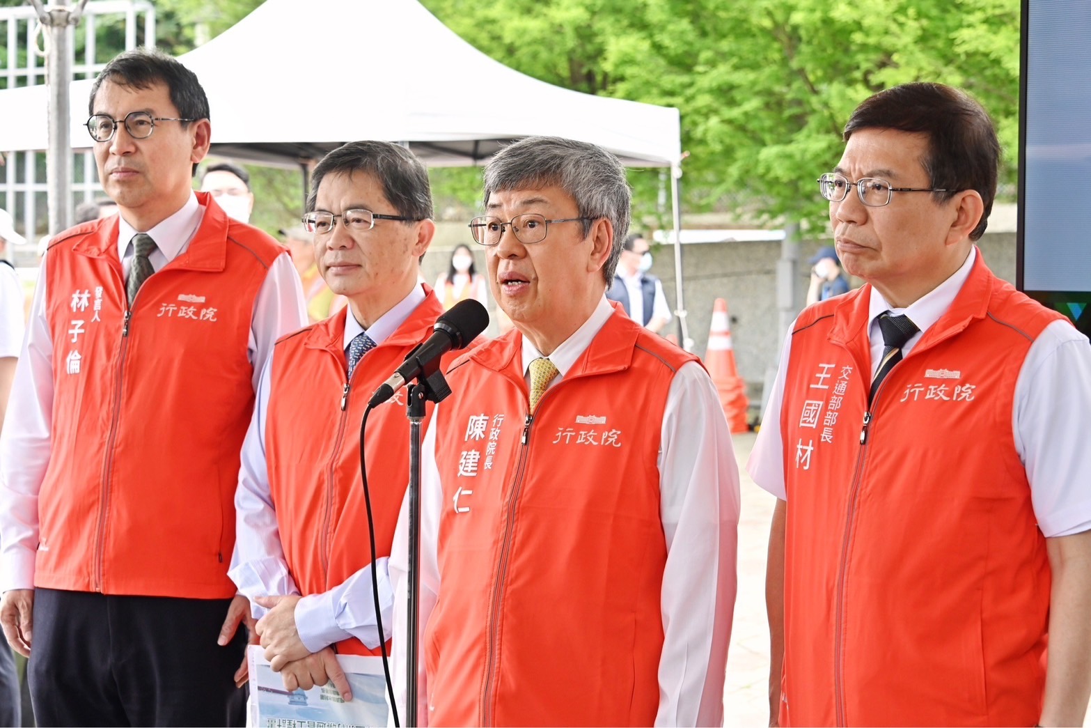 行政院長陳建仁表示，政院最近也和民進黨立院黨團總召柯建銘商量，討論是否提出重建特別預算。(資料照/行政院提供)