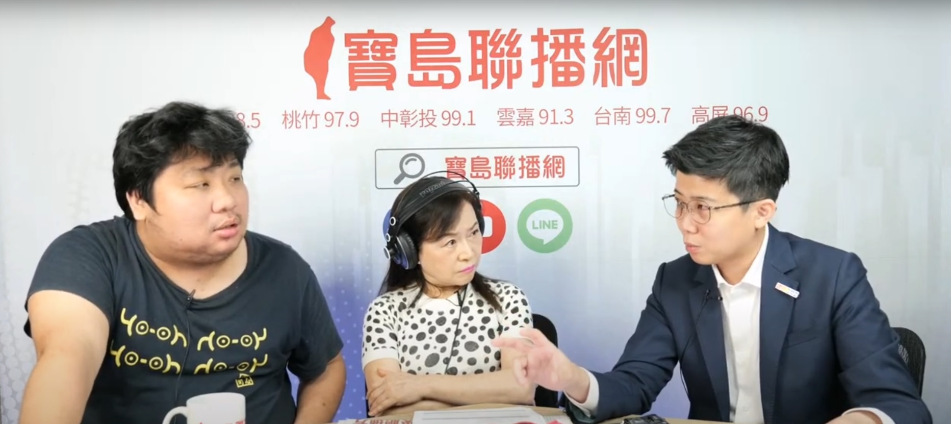 台北市議員苗博雅(右)與電競主播、網路名人張嘉航(統神)(左)接受廣播專訪。(翻攝《新聞放鞭炮》直播)