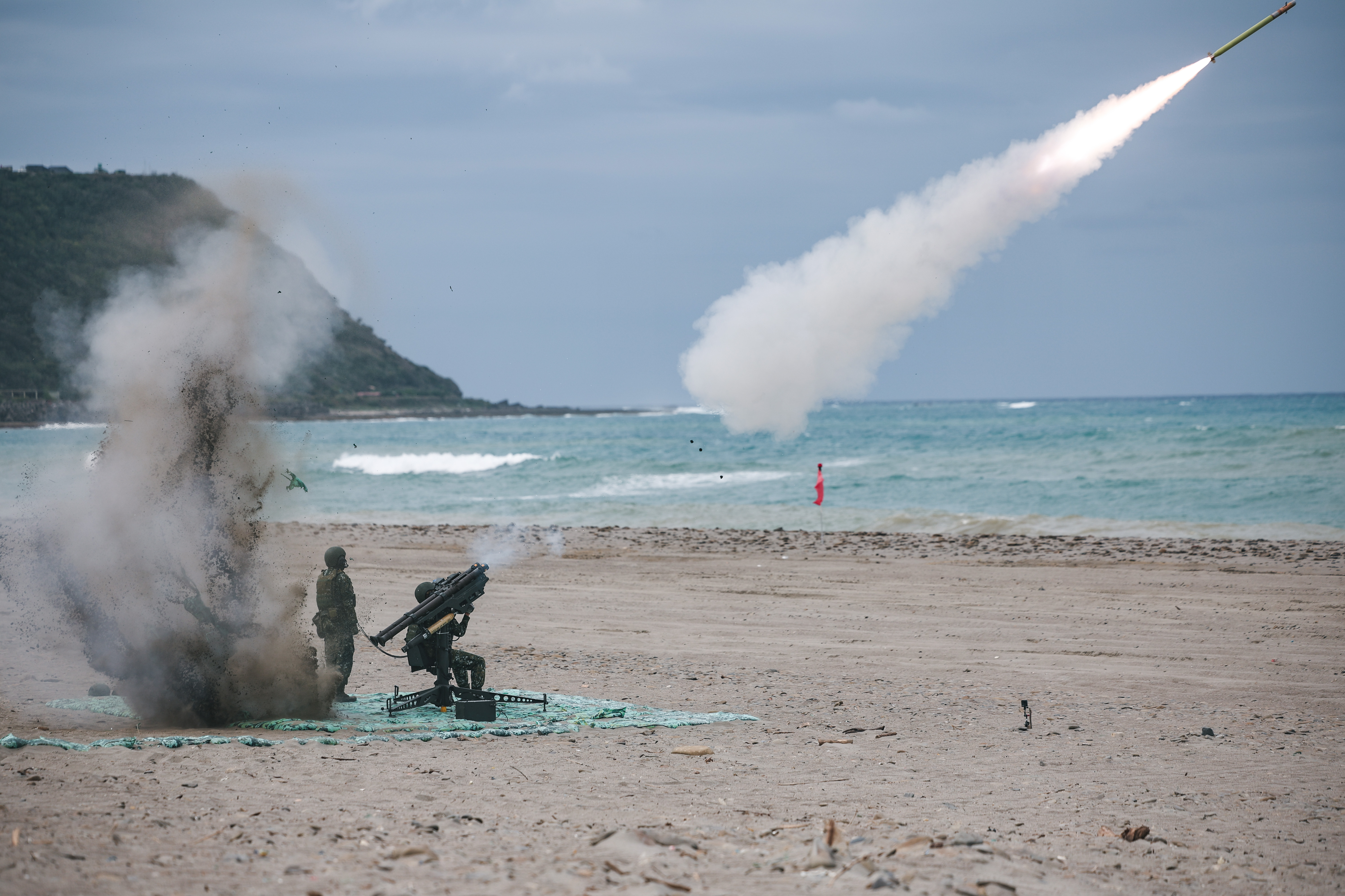 賴總統拋國防預算達GDP3% ，民進黨團表達支持，但在野則要求說明預算來源。圖為陸軍「神弓操演」雙聯裝刺針飛彈射擊訓練。(軍聞社提供)