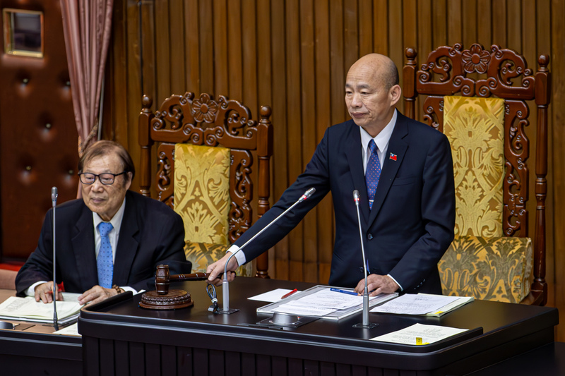 立法院16日上午舉行院會，三讀通過行人交通安全設施條例，圖為立法院長韓國瑜(右)敲下議事槌。(圖：中央社)
