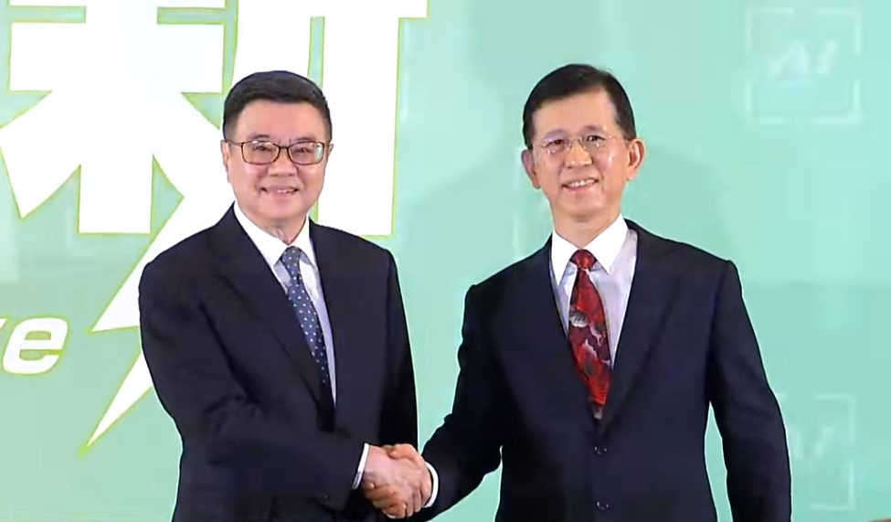 準閣揆卓榮泰(左)宣布，中研院資訊科技創新研究中心特聘研究員黃彥男(左)為數位發展部長。(翻攝直播畫面)