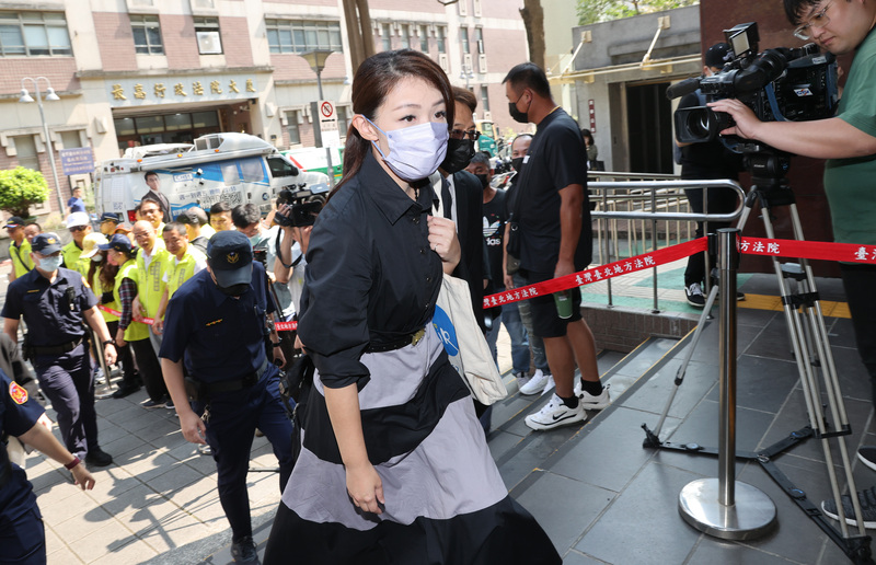 新竹市長高虹安(中)在立委任內涉詐領助理費，在台北地方法院審理期間，經常北上應訊。資料照片。(圖：中央社)