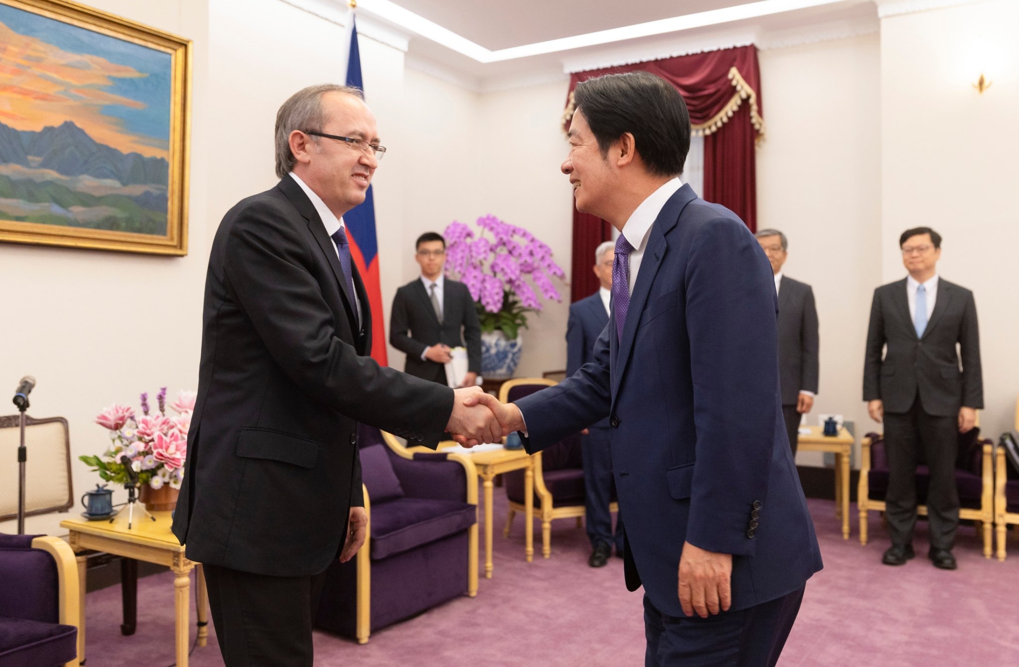科索沃前總理霍蒂（左）率領跨黨派國會議員及重要企業代表共7人訪台，19日晉見副總統賴清德。(圖：總統府flickr)