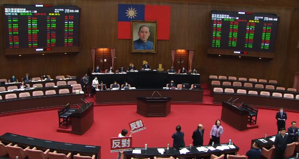 國民黨立法院黨團提出403震災重建條例草案，在藍白聯手贊成逕付二讀下，民進黨要求交付委員會審查無效，本案逕付二讀，由國民黨團召集協商。(翻攝國會頻道)