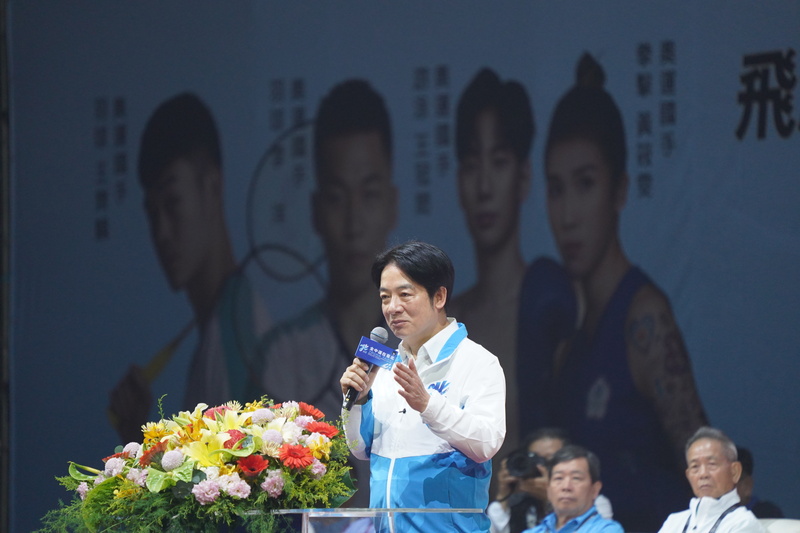 副總統賴清德（前）20日到台北小巨蛋出席113年全國中等學校運動會開幕典禮，致詞時勉勵運動員全力拚搏，爭取佳績。(圖：中央社)