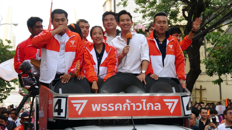 泰國憲法法院今天(7日)下令深受歡迎的反對黨前進黨(MFP)解散。圖為112年5月15日前進黨時任主席皮塔(著白色襯衫者)傍晚帶著曼谷眾議員當選人，在曼谷老城區以車隊掃街謝票。 (圖：中央社)