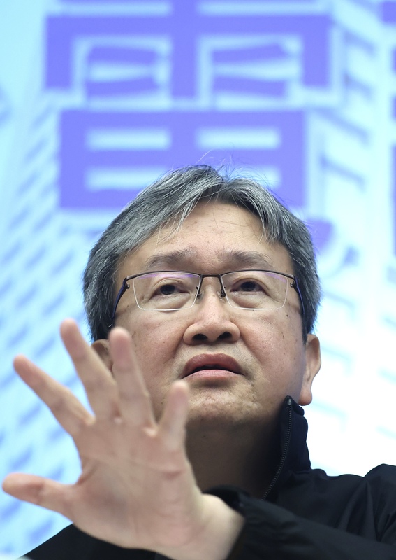 台電總經理王耀庭22日上午出席台電記者會表示，請辭是為台電負責，留下來也是要為台電負責，接受慰留會有酸言酸語，但他相信這個決定，絕對是為台電最好的決定。(圖：中央社)