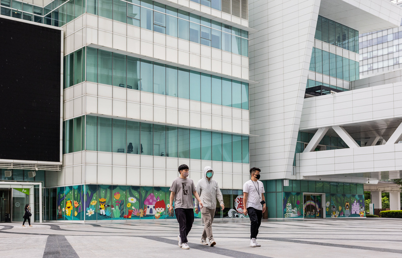 主計總處22日發布3月失業率為3.38%，較2月下降0.01個百分點，創24年同月最低水準，經季節調整後的失業率為3.40%，則與2月持平。圖為台北市南港區上班族。(圖：中央社)