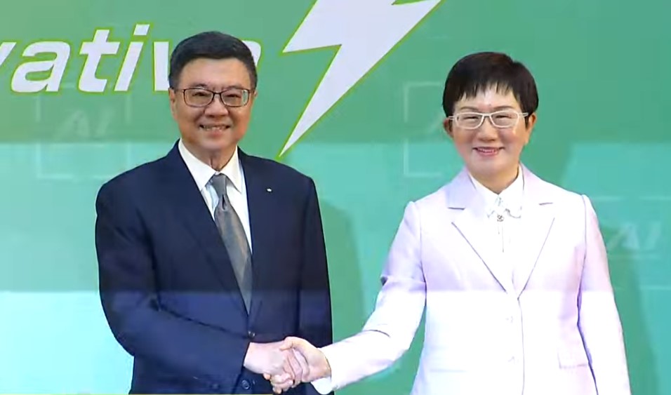 準閣揆卓榮泰今天(23日)公布現任財政部長莊翠雲(右)留任。(翻攝直播畫面)