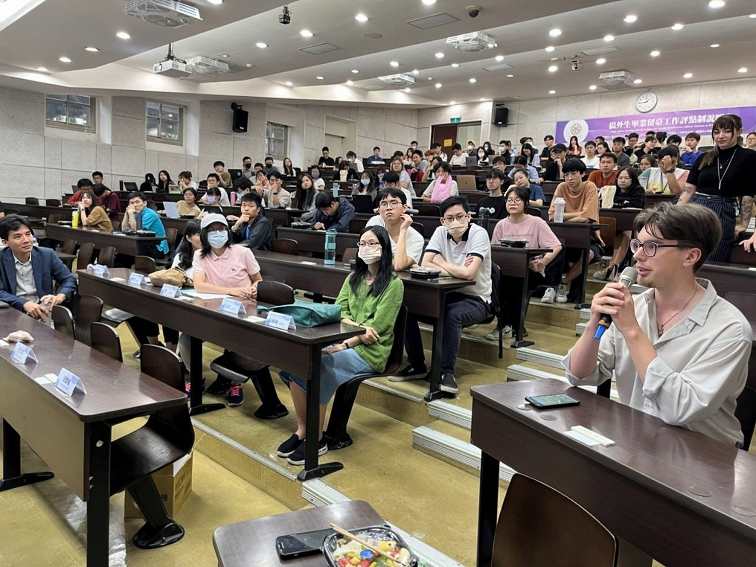 陸委會、台港策進會規劃「港澳畢業生留台工作評點制講座」。圖為與會同學發言踴躍，積極提問。(圖：台港策進會)