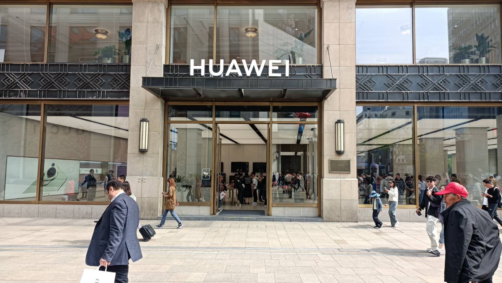 位於上海南京路的華為旗艦店。 (央廣檔案照)
