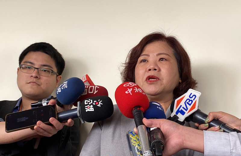 勞動部長許銘春（右）25日在立法院受訪。 (圖：中央社)