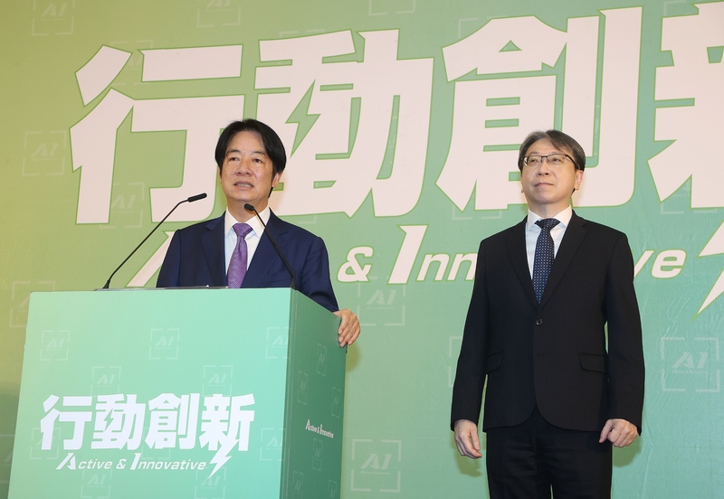 總統當選人賴清德(左)25日在台北主持記者會，宣布第6波新內閣與國安人事，國安局長蔡明彥(右)將留任。(圖：中央社)