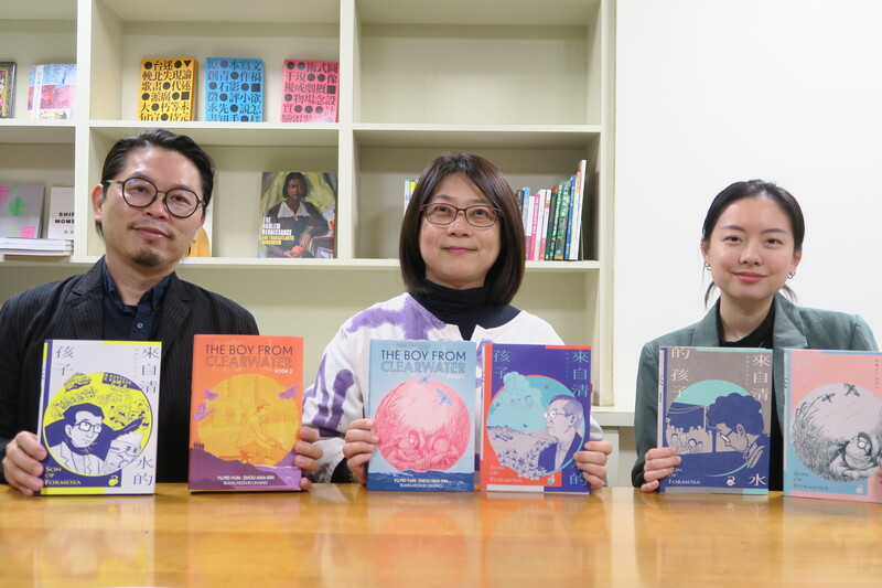 台灣圖像小說「來自清水的孩子」英文版在美國上市，繪者周見信（左起）、作者游珮芸、譯者金翎26日在駐紐約台北文化中心分享心得。 (圖：中央社)