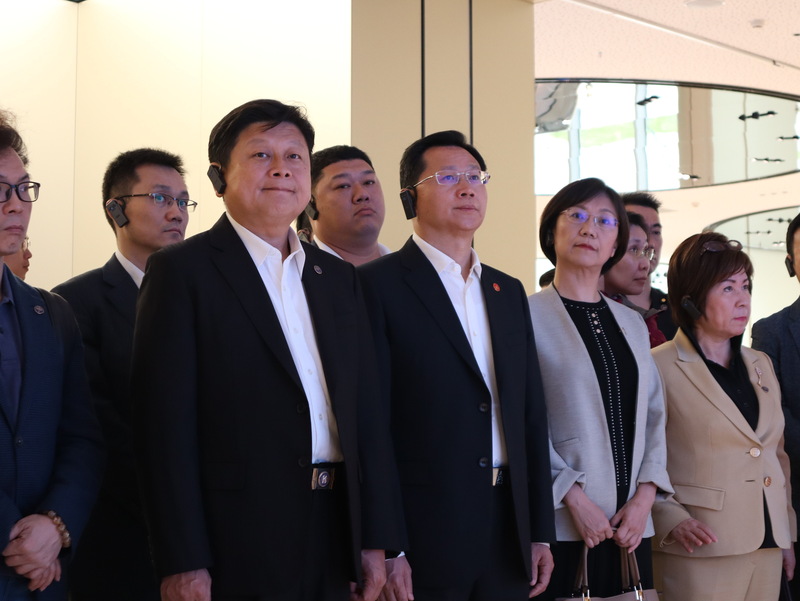 國民黨立法院黨團總召傅崐萁(左2)率領10多名黨籍立委訪問中國，學者認為，如果以統戰的角度來看，中國受益最多。(圖：中央社)