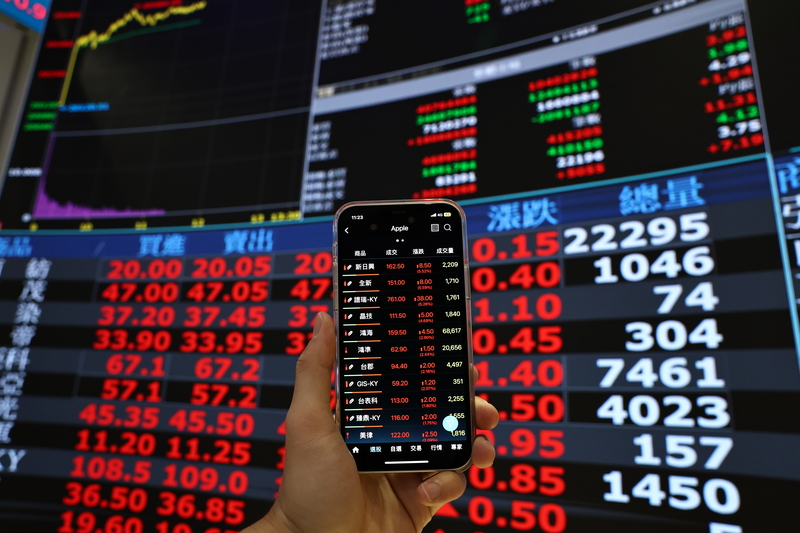 台股16日早盤大漲超過300點，指數一舉攻上21500點。(資料照片/中央社)