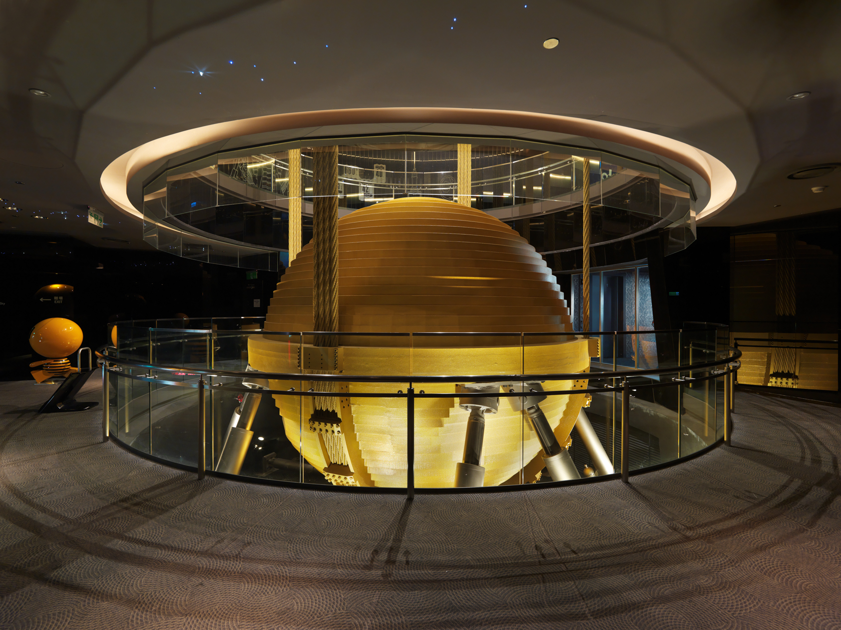 台北101在87樓到92樓中央設有大型風阻尼球。(台北101提供)