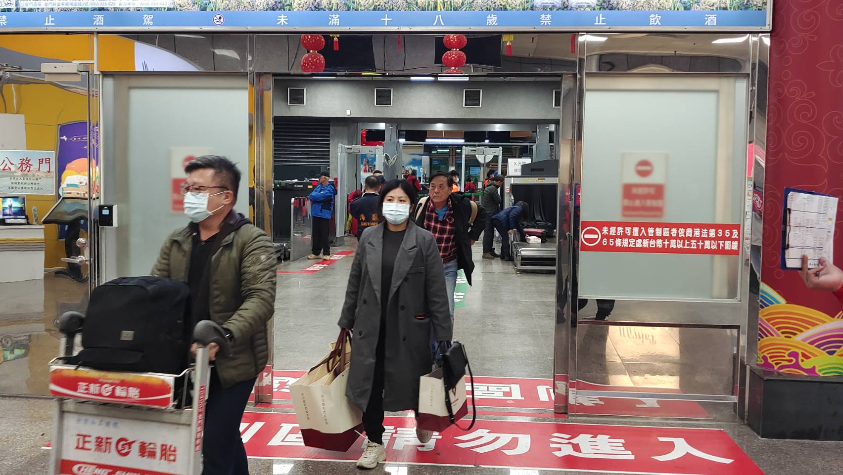 透過小三通船班自廈門回到金門的旅客。(劉玉秋、王韋婷攝)
