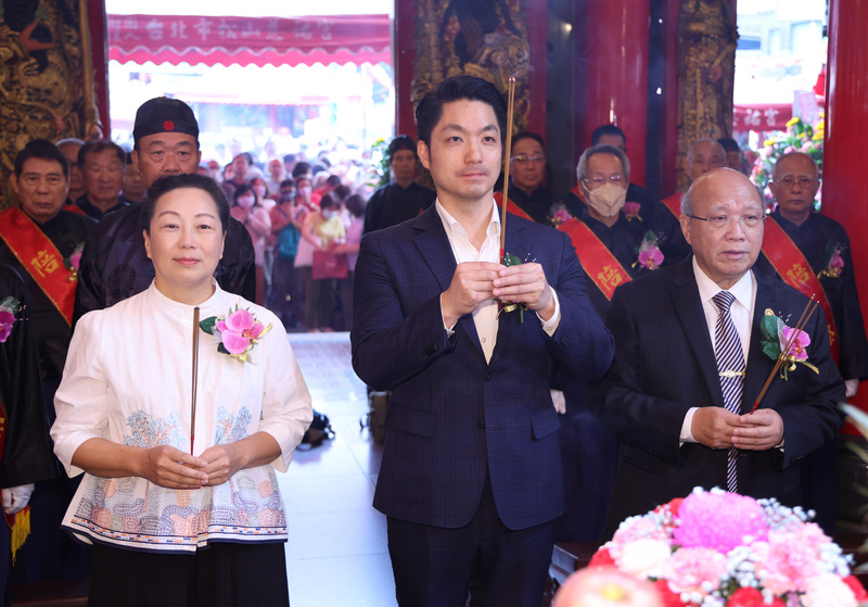 台北市長蔣萬安(前中)、花蓮縣長徐榛蔚(前左)1日出席松山慈祐宮恭祝天上聖母1065年聖誕三獻大典。前右為松山慈祐宮董事長陳玉峰。 (圖：中央社)