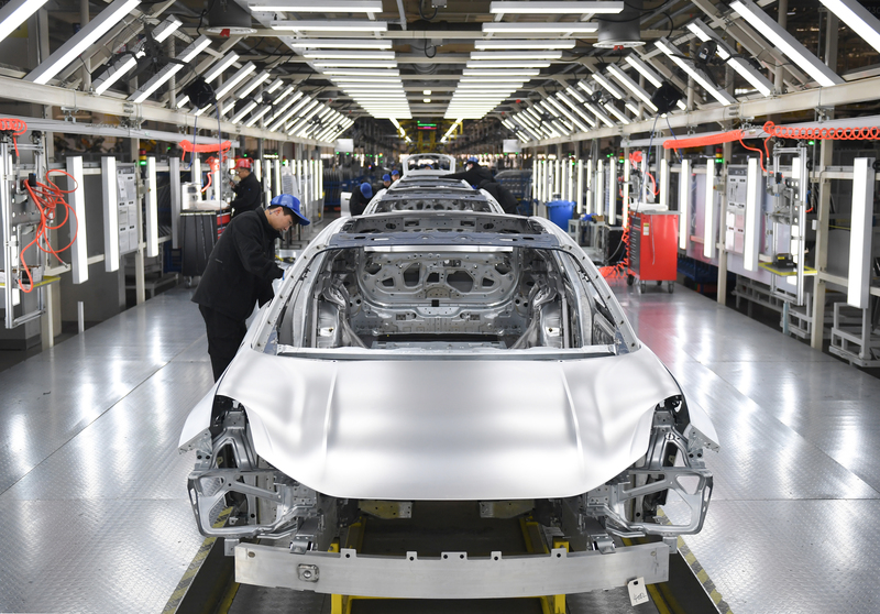 美國總統川普日前宣布將對進口汽車加徵25%關稅。圖為浙江寧波極氪汽車工廠生產線。 (圖：中央社檔案照)
