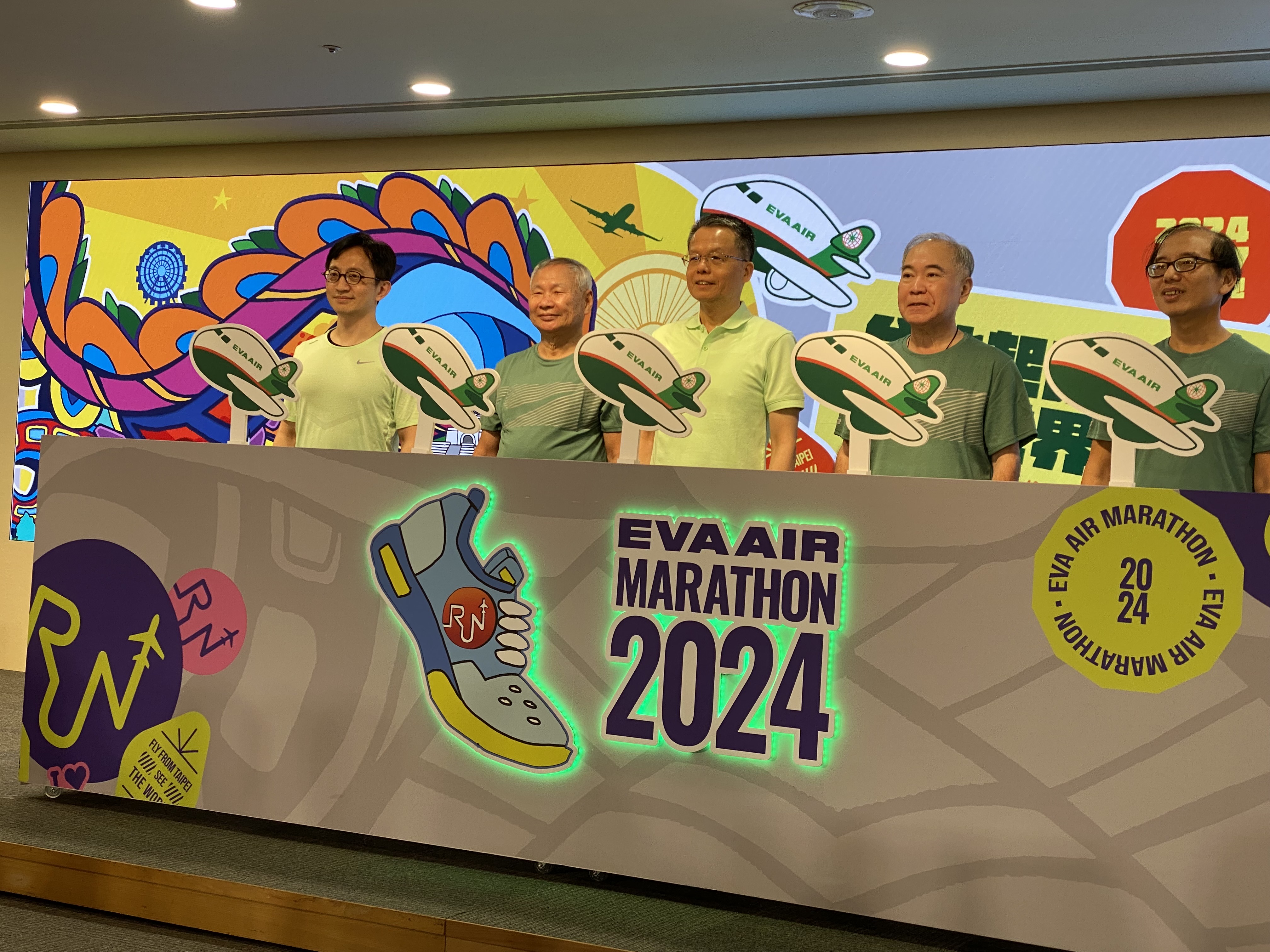 長榮航空總經理孫嘉明(中)2日攜手交通部觀光署國際組長黃易成(左)、中華民國路跑協會理事長郭國雄和台北市政府體育局等代表，宣布第6屆「2024城市觀光馬拉松」正式開放報名。(吳琍君 攝)