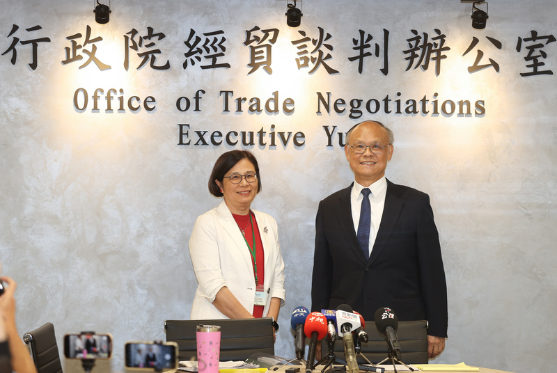 行政院經貿談判辦公室3日舉行台美21世紀貿易倡議協定第2階段第2次實體談判會後說明記者會，由行政院政務委員、經貿談判辦公室總談判代表鄧振中(右)及副總談判代表楊珍妮(左)出席。(圖：中央社)