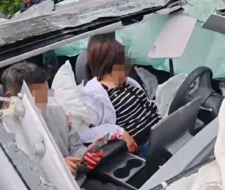 江西大余縣一輛特斯拉1日發生嚴重車禍，造成4人受傷，所幸無人喪生。（微博）