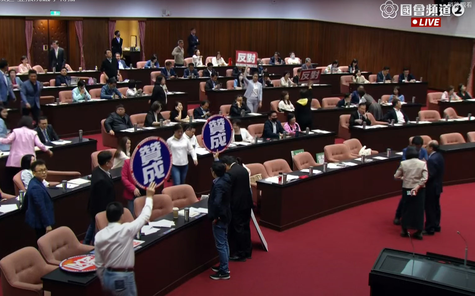 國民黨團3日在立法院會提案，將電業法第49條法修正草案，自委員會抽出逕付二讀，經表決，藍白挾人數優勢讓該案闖關通過。(翻攝自國會頻道)