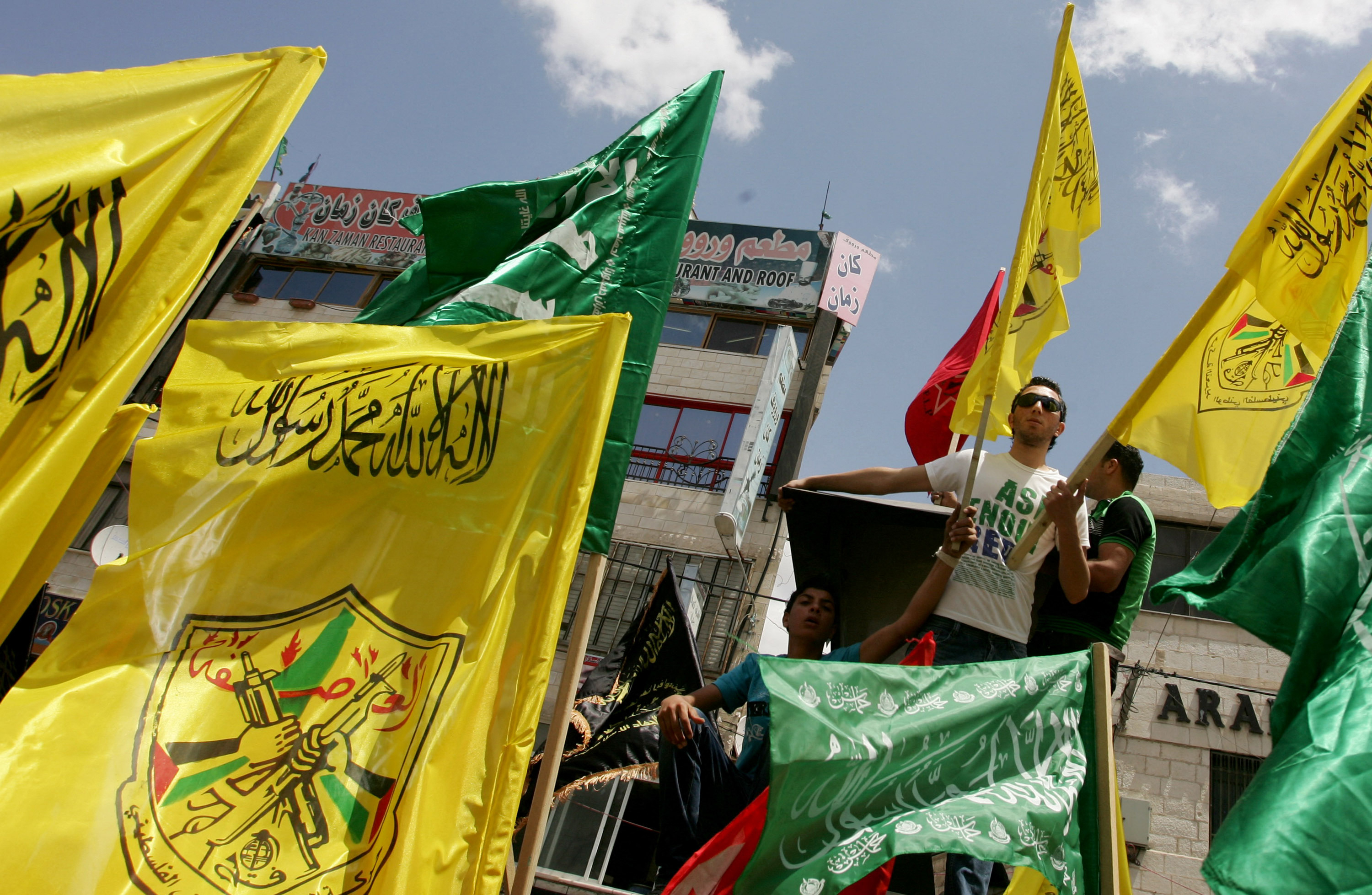 伊斯蘭組織哈瑪斯(Hamas)與巴勒斯坦組織法塔(Fatah)旗幟。(AFP)
