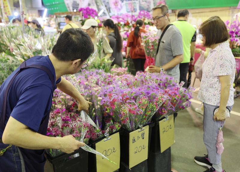 母親節即將到來，不少民眾5日上午到台北市建國花市買康乃馨，希望透過花束對母親表達最深的祝福。中央社記者趙世勳攝  113年5月5日 (圖：中央社)